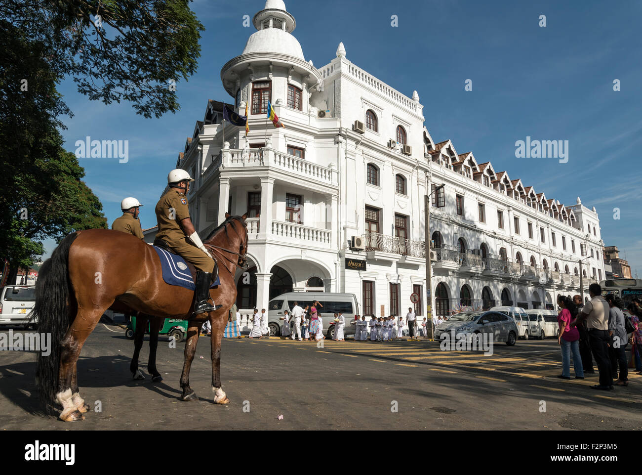 Zwei Polizisten hoch zu Ross vor der kolonialen Queen Hotel, Kandy, Sri Lanka Stockfoto