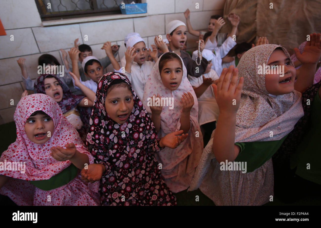 Nablus. 22. Sep, 2015. Palästinensische Schüler nehmen Teil an einer simulierten Wallfahrt feiert die bevorstehenden islamischen Pilgerfahrt und Eid al-Adha fest an ihrer Schule in der West Bank von Nablus am 22. September 2015. Muslime auf der ganzen Welt bereiten sich auf das jährliche Festival der Eid al-Adha oder das Festival der Opfer, die markiert das Ende der Pilgerfahrt nach Mekka und in Gedenken des Propheten Abrahams Bereitschaft, seinen Sohn um zu zeigen, Gehorsam zu Gott Opfern zu feiern. © Ayman Nobani/Xinhua/Alamy Live-Nachrichten Stockfoto