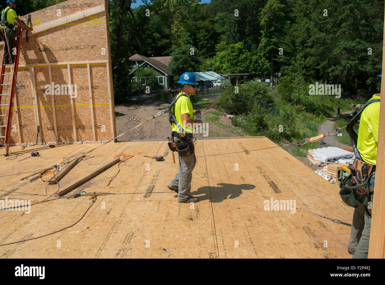 Bauarbeiter ist Sicherheitsgurte auf Baustelle für Leed Platin Common Ground High School. Stockfoto
