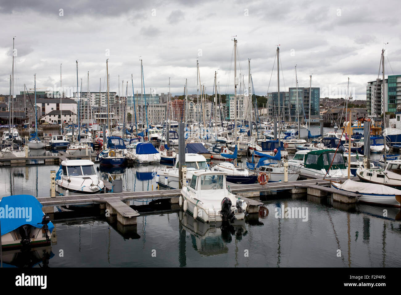 Boote und Yachten vor Anker im Hafen von Sutton, Plymouth, uk Stockfoto