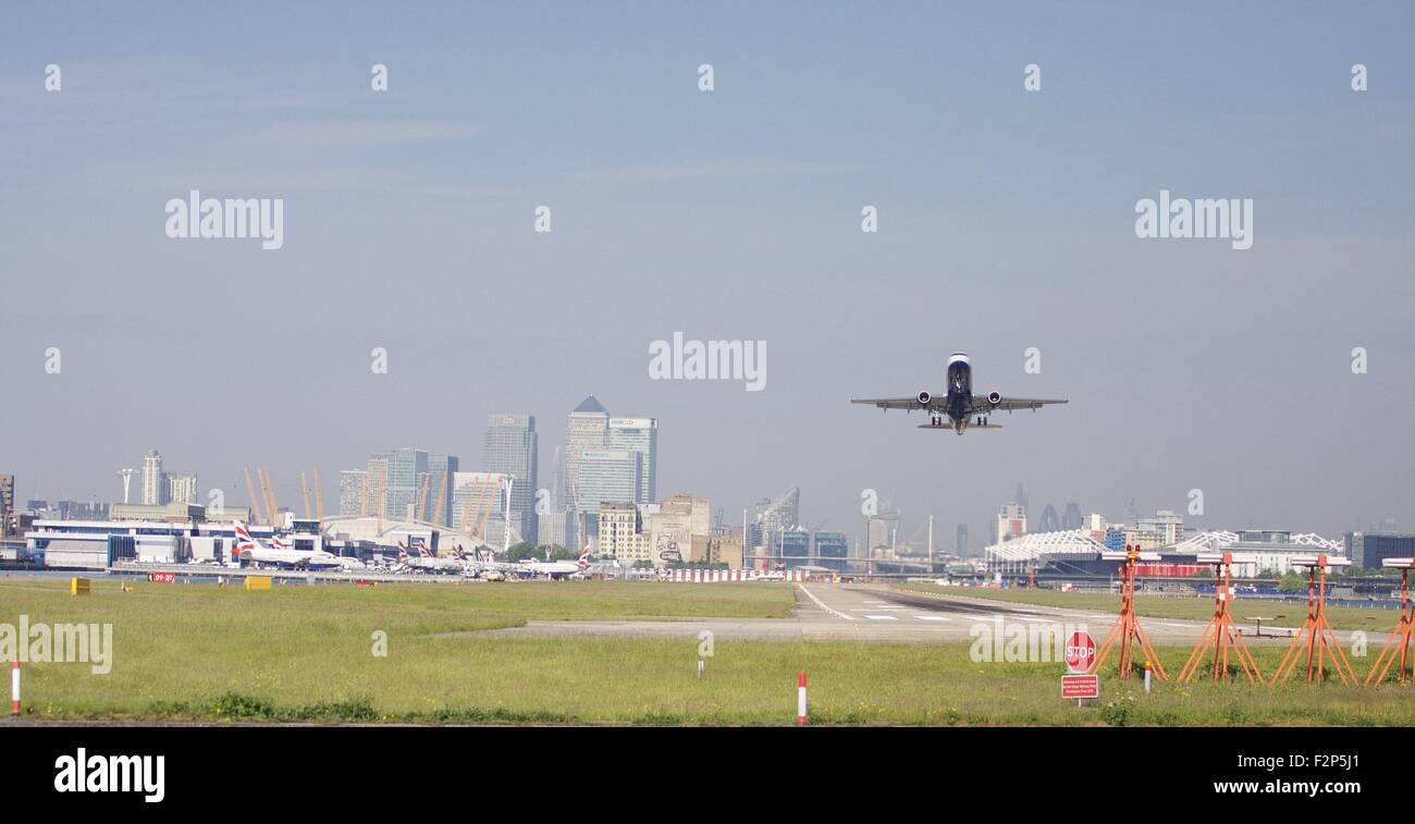 BA-Embraer im MW London City Airport Stockfoto