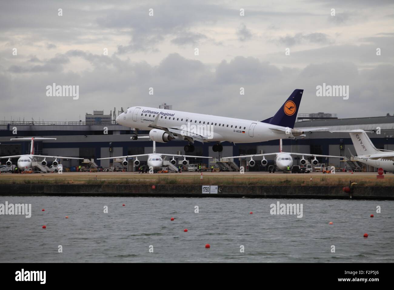 Lufthansa Embraer im MW London City Airport Stockfoto