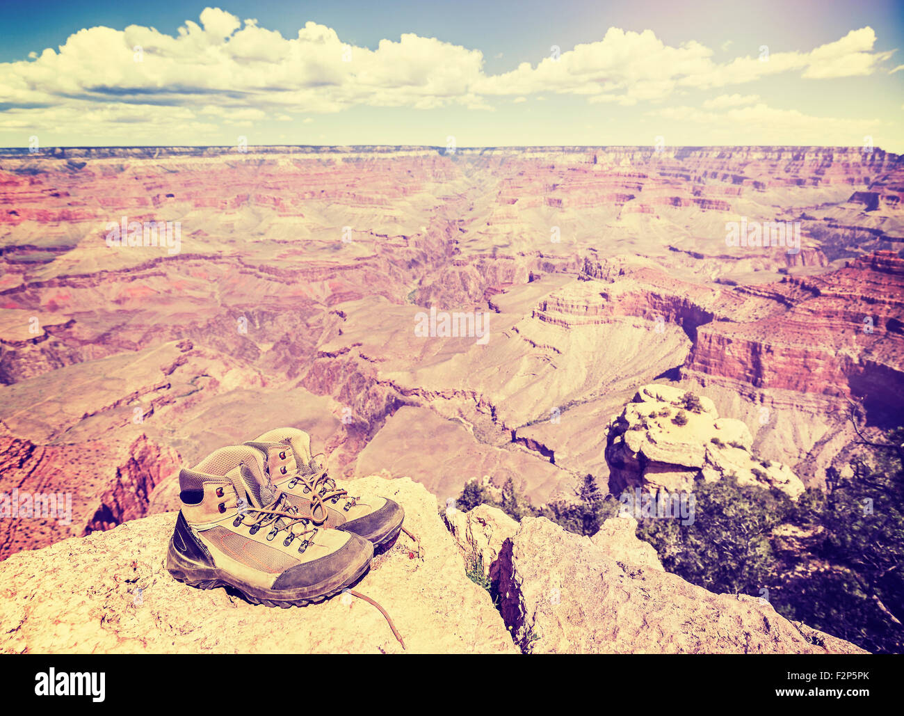 Vintage getönten alte Trekkingschuhe am Südrand des Grand Canyon Abenteuer Konzept Foto. Stockfoto