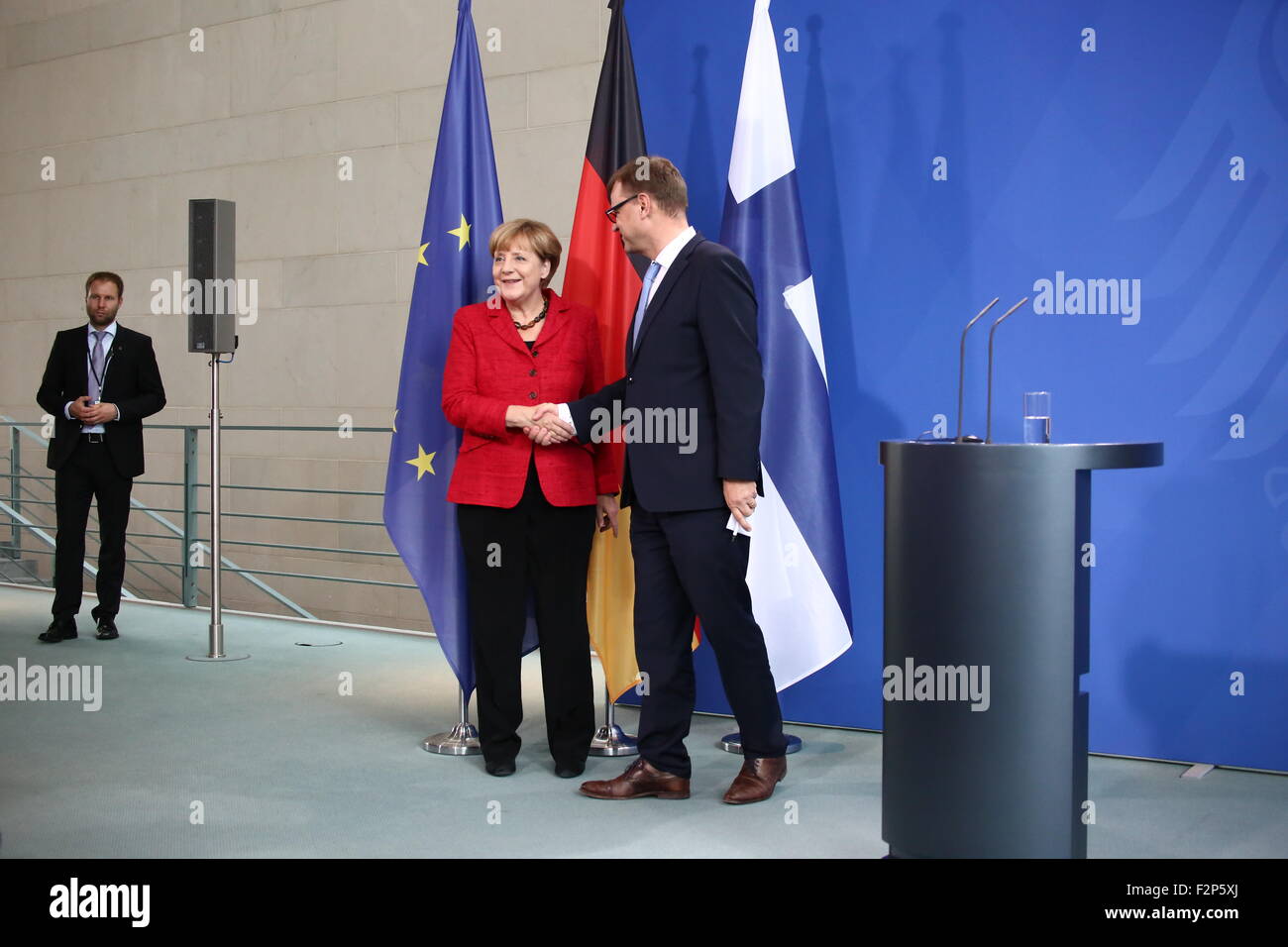 Berlin, Deutschland. 22. Sep, 2015. Finnische Primer Juha Sipilä trafen sich Bundeskanzlerin Angela Merkel um europäische Flüchtlingskrise zu besprechen. Kanzler betont um Flüchtlingskrise durch seine Herkunft und zu stärken EU-Grenzen zu lösen. © Jakob Ratz/Pacific Press/Alamy Live-Nachrichten Stockfoto