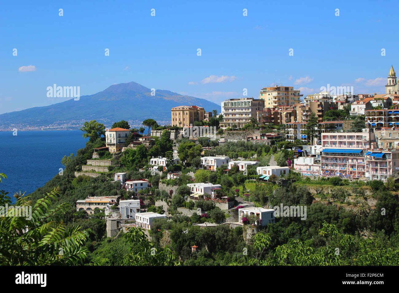 Blick auf das Meer Küsten Features von Italien in Sorrento mit Cliffside Häuser und dem Vesuv im Hintergrund Stockfoto