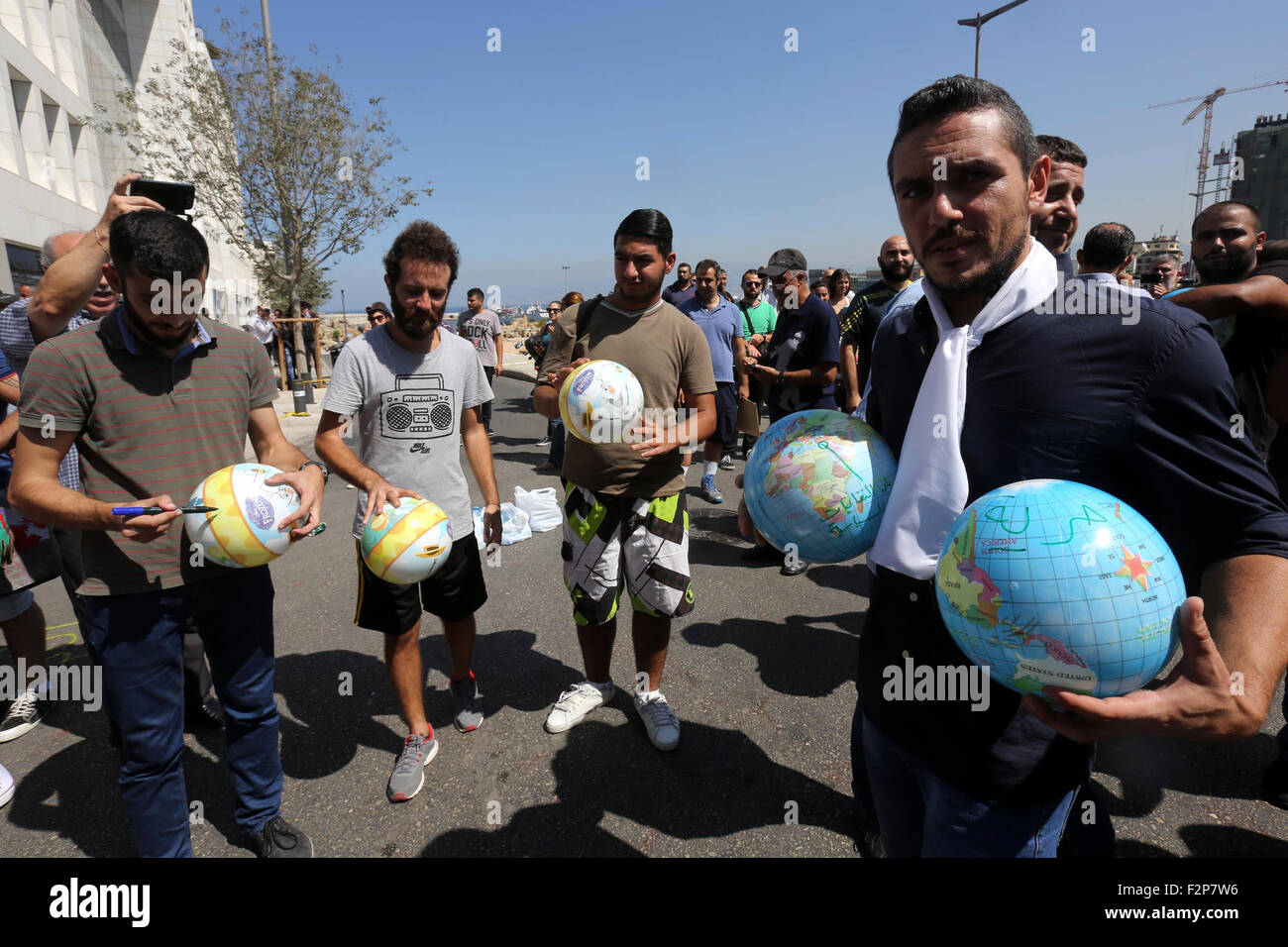 Beirut, Libanon. 22. Sep, 2015. Libanesische Anti-Regierungs-Demonstranten nehmen Sie Teil an einer Protestaktion auf einen Weg an das Parlament, treffen sich führende Persönlichkeiten der wichtigsten politischen Parteien im Libanon zum dritten Mal in dem Bemühen, die Lähmung Plagen staatlicher Institutionen, in der Innenstadt von Beirut, am Ende 22. September 2015 Credit: Marwan Tahtah/APA Bilder/ZUMA Draht/Alamy Live News Stockfoto