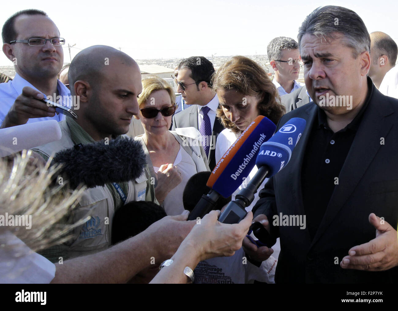 Amman. 22. Sep, 2015. German Economy Minister Sigmar Gabriel (C) im Gespräch mit den Medien während seines zweitägigen Besuchs in der syrischen Flüchtlingslager Zattari, Nord-östlich von Amman, Jordanien, 22. September 2015. Bildnachweis: Mohammad Abu Ghosh/Xinhua/Alamy Live-Nachrichten Stockfoto