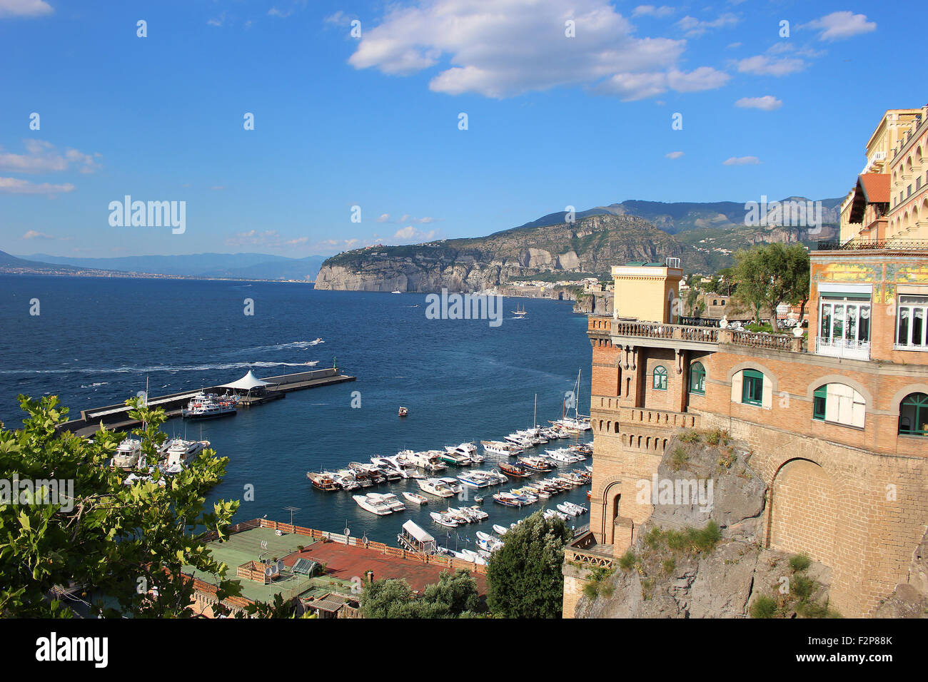 Blick auf das Meer Küste Features von Italien in Sorrento mit Cliffside Häuser und Bootshafen Stockfoto