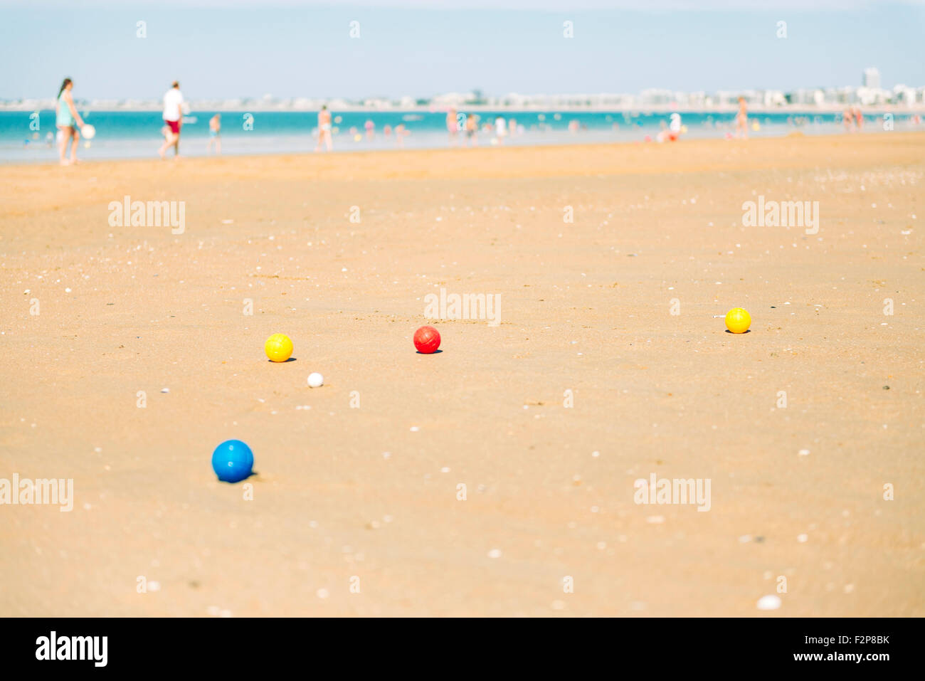 Boccia-Schalen am Sandstrand Stockfoto