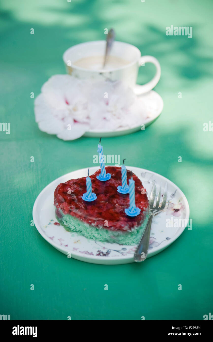 Herzförmige Geburtstag Kuchen und Kaffee Tasse mit Blumen Stockfoto
