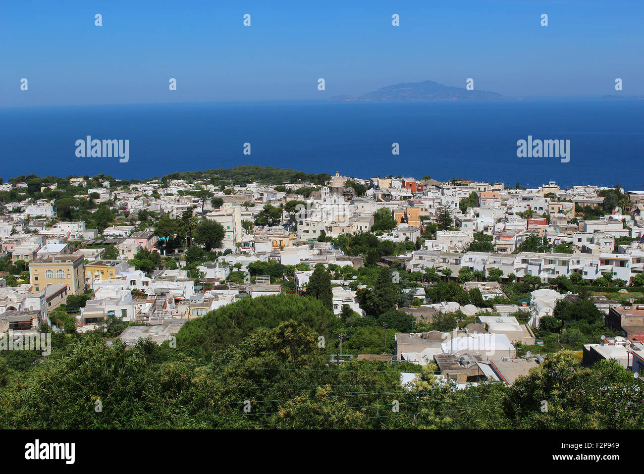 Blick auf Häuser in Anacapri und Mittelmeer Meer auf der Insel Capri, Italien Stockfoto