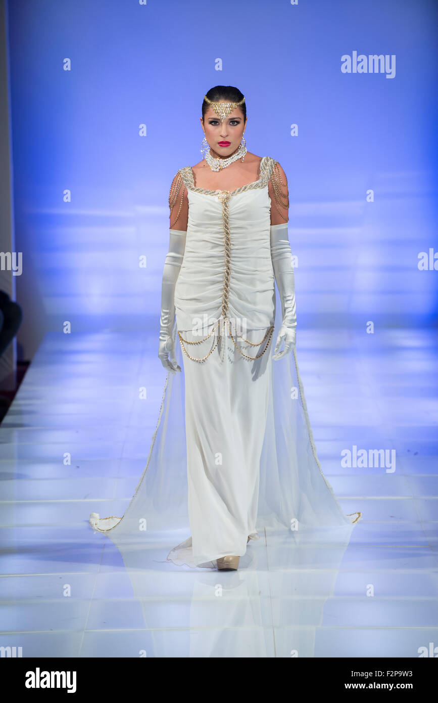 Modell in voller Länge Kleid geht die Start-und Landebahn während der New York Fashion Week Stockfoto