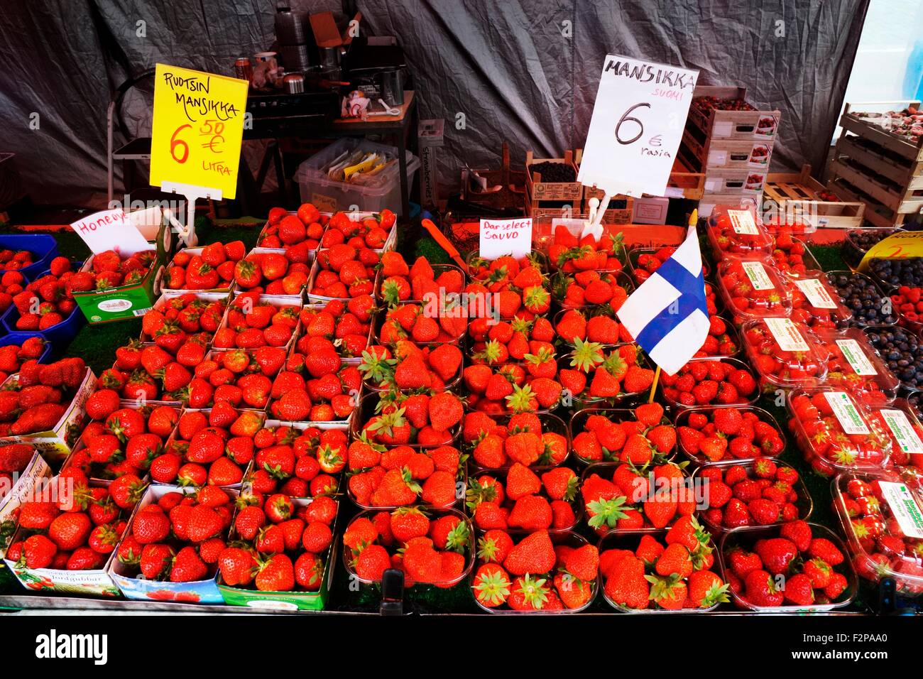 Helsinki, Finnland. Bastkörbe frische reife finnische Erdbeeren auf Obst stand auf dem Marktplatz zum Verkauf Stockfoto