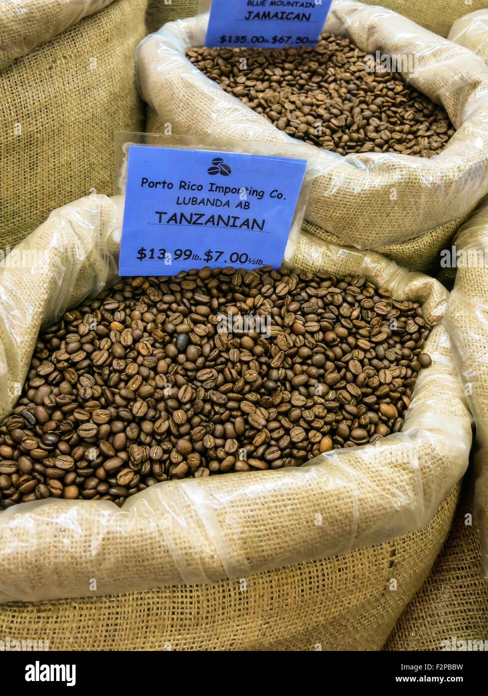 Bulk-Self-Service-Beutel, jamaikanische und tansanischen Kaffeebohnen, Porto Rico Import Co., New York, USA Stockfoto