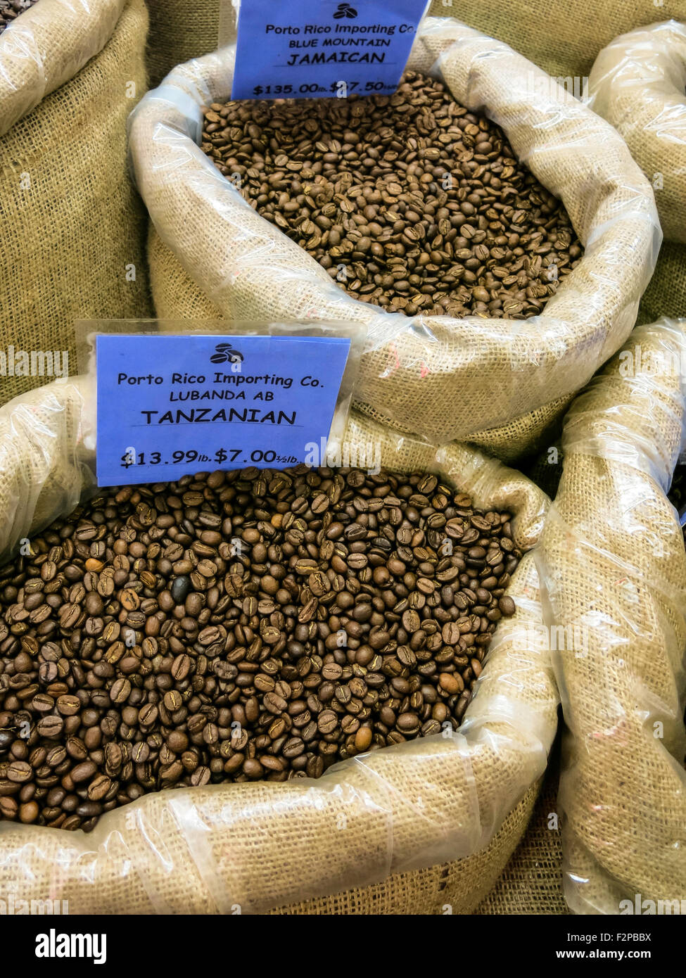 Bulk-Self-Service-Beutel, jamaikanische und tansanischen Kaffeebohnen, Porto Rico Import Co., New York, USA Stockfoto