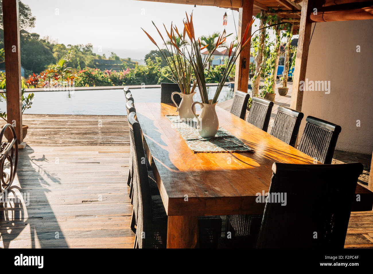Indonesien, Bali, Esstisch in einer Ferienvilla Stockfoto