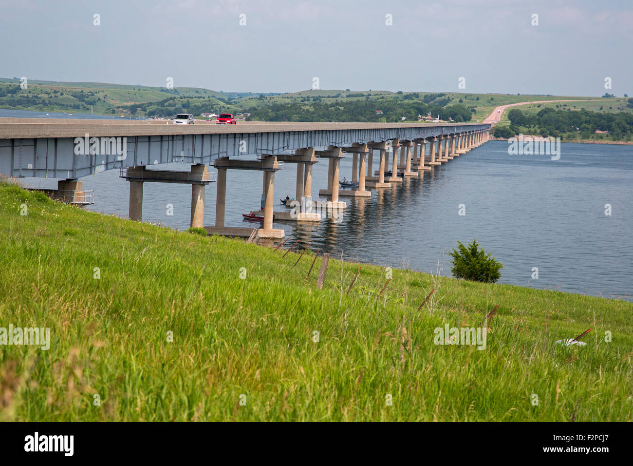 Gregory County, South Dakota - Reisen Autos über die Francis Fall Brücke als, unter Menschen Fischen vom Boot in den Missouri River. Stockfoto