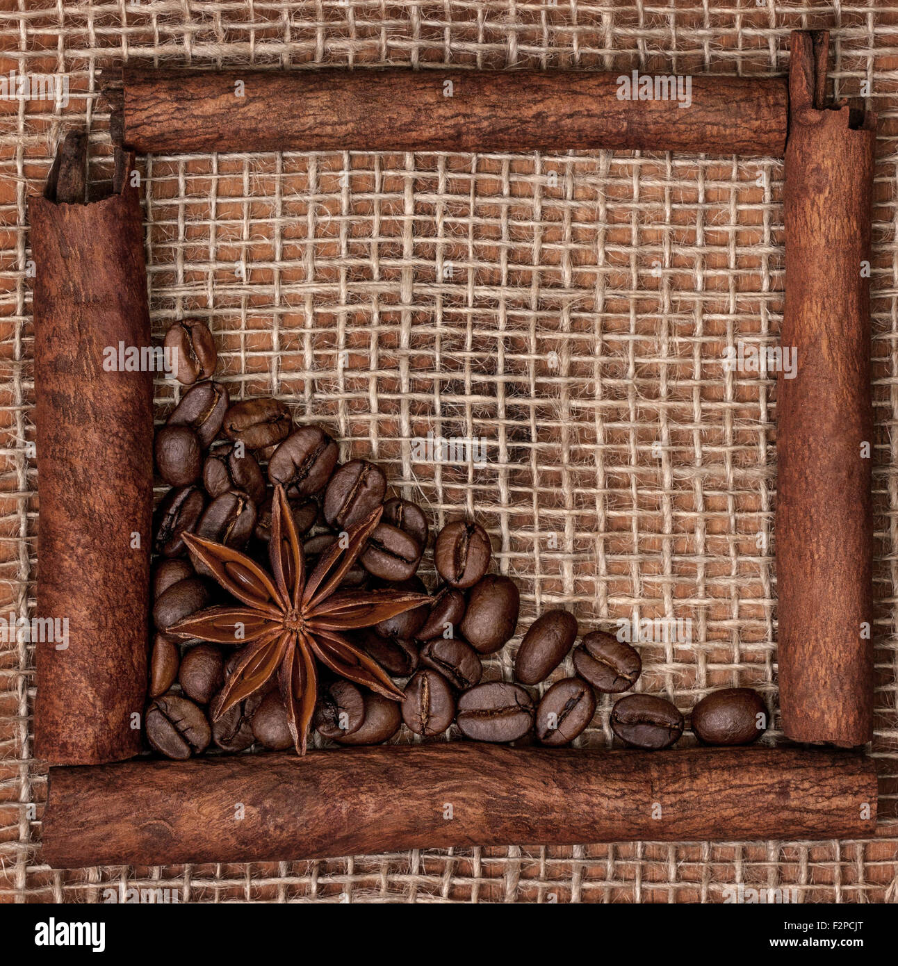 Dekoration von Zimtstangen, Sternanis und Kaffeebohnen auf Entlassung Stockfoto