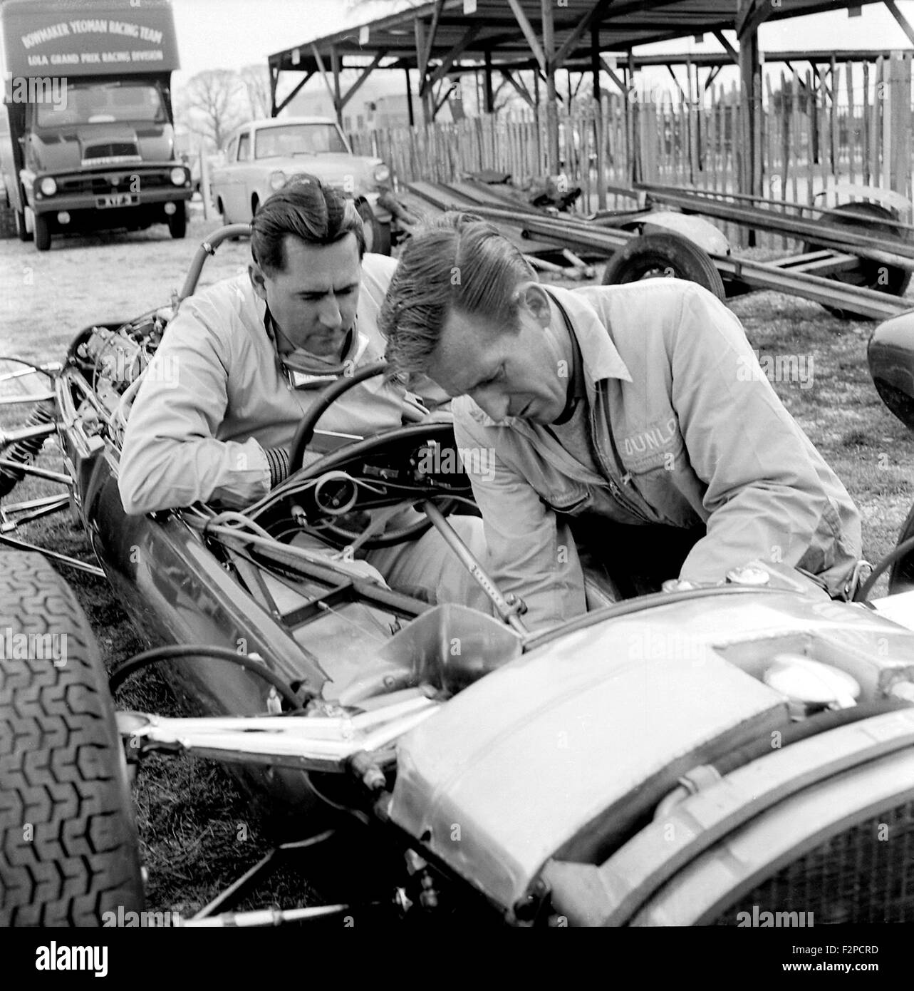 Jack Brabham mit Mechaniker Tim Wall Tests bei Goodwood 1960er Jahre Stockfoto