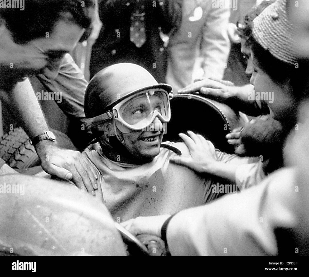 Juan Manuel und Andreina Fangio nach dem Gewinn eines Grand Prix der 1950er Jahre Stockfoto