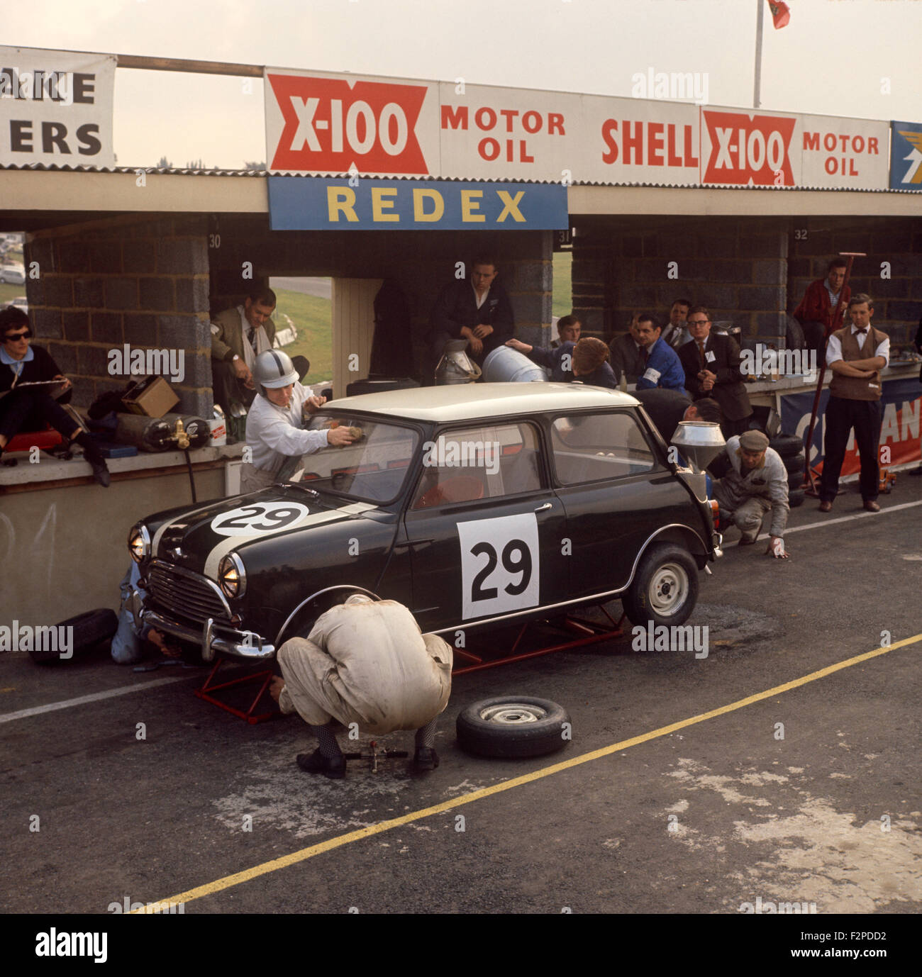 John Whitmore, Bill Blydenstein BMC Mini Cooper in den Gruben der Motor 6 Uhr, Brands Hatch, 6. Oktober 1962 Stockfoto