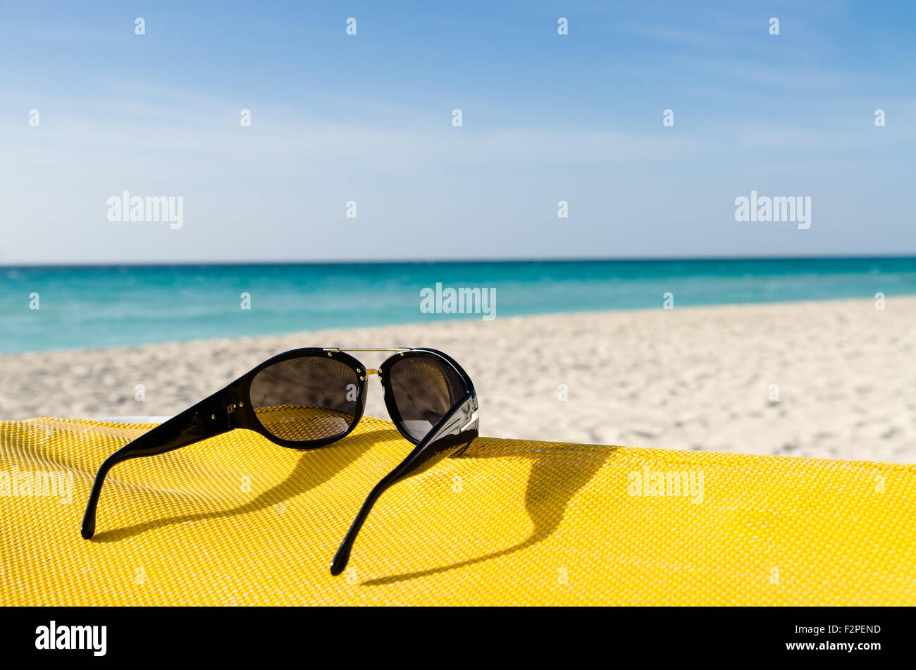 Sonnenbrille auf Liegestuhl, Meer Stockfoto