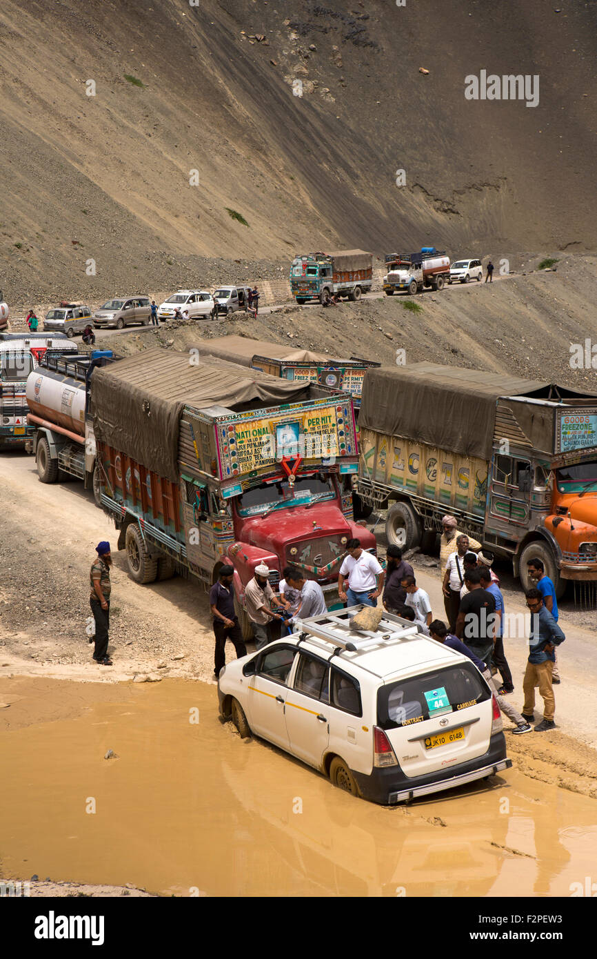 Indien, Jammu & Kashmir, Ladakh, Auto stecken im Schlamm blockieren Lastwagen und Autos auf Lamayaru, Khalsi Bergstraße Stockfoto