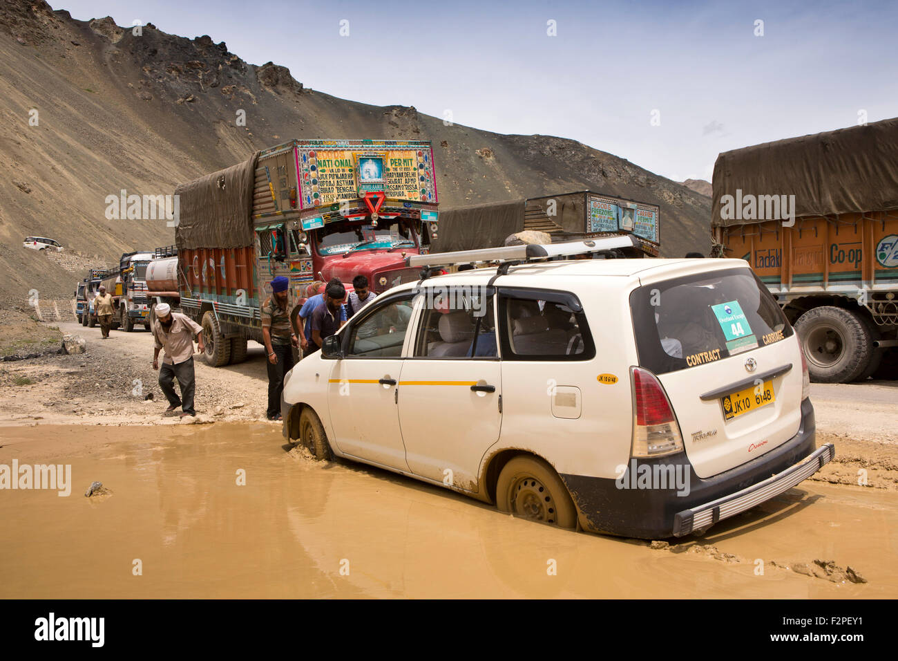 Indien, Jammu & Kashmir, Ladakh, Auto stecken im Schlamm blockieren Lastwagen und Autos auf Lamayaru, Khalsi Bergstraße Stockfoto