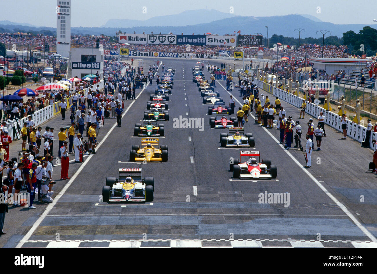 F1-Autos im Raster zu Beginn des französischen GP in Le Castellet 1987 Stockfoto
