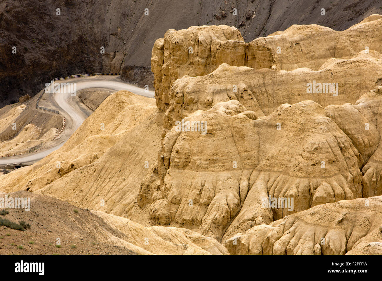 Indien, Jammu & Kaschmir, Lamayaru, Tal des Mondes, Kargil Leh Highway, vorbei an durch Wasser geformt Schlamm Landschaft Stockfoto