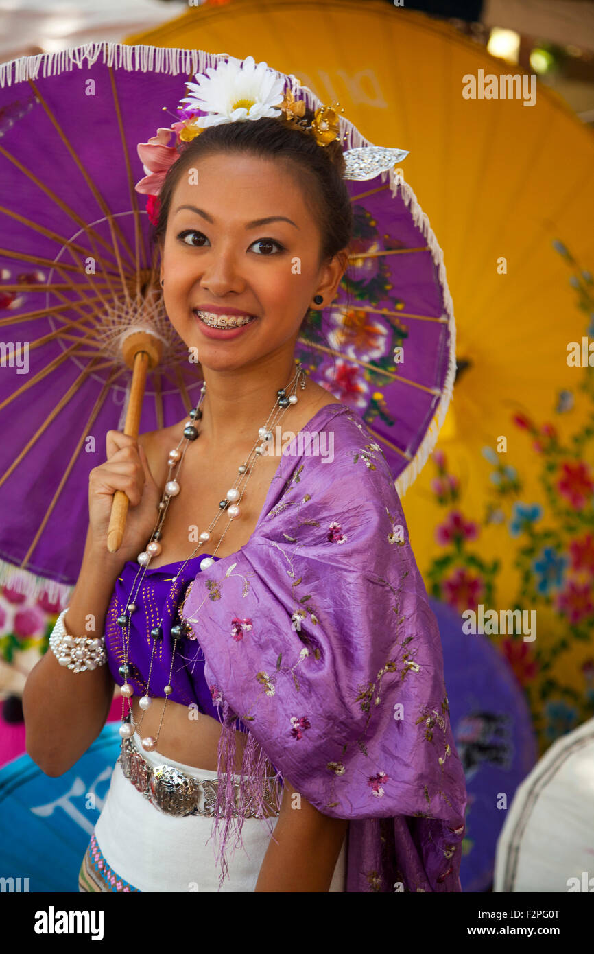 23. jährliche Thai Kulturtag, Tänzerin in traditioneller Thai-Kleidung.  20.09.2015, Barnsdall Park 4800 Hollywood Boulevard Los Angele Stockfoto
