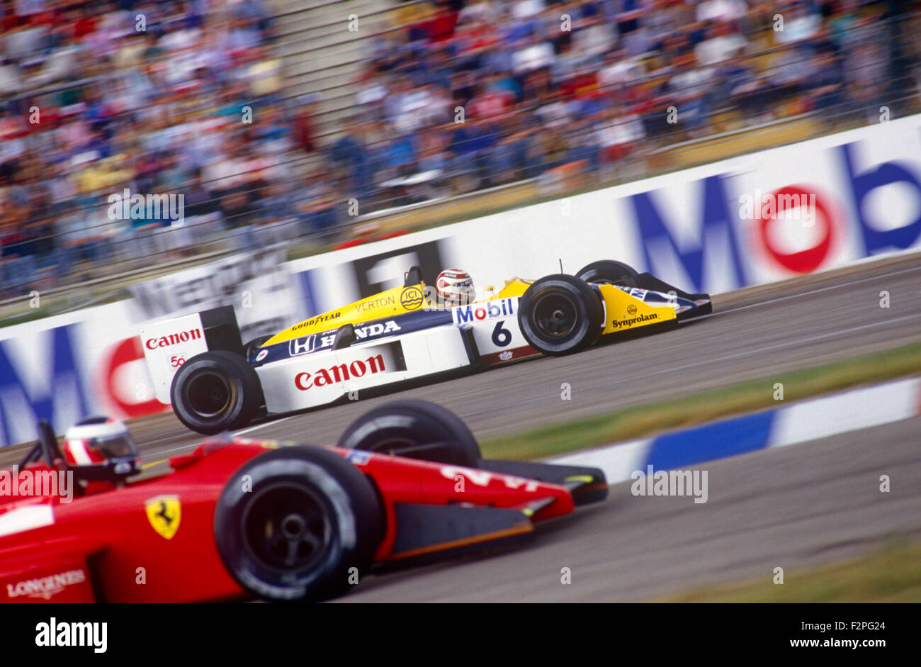 Nelson Piquet in seinem Williams-Honda auf der Strecke und Gerhard Berger in seinem Ferrari in der Boxengasse 1987 Stockfoto