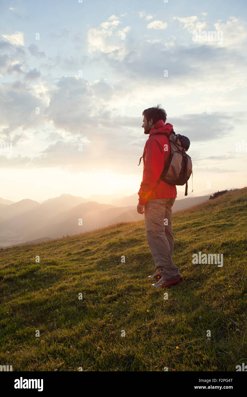Österreich, Tirol, Unterberghorn, Wanderer stehend in alpiner Landschaft bei Sonnenaufgang Stockfoto