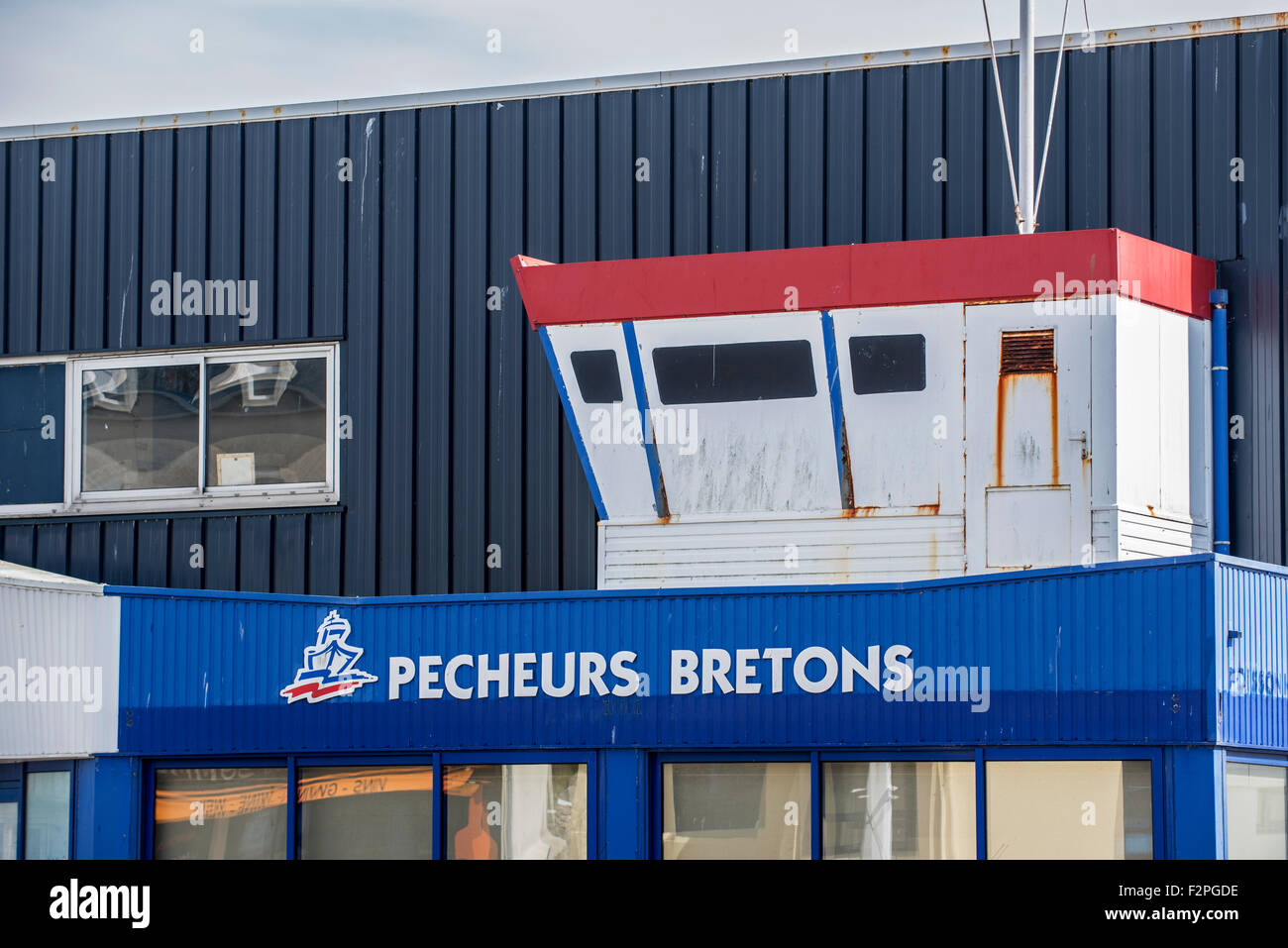 Der Fischmarkt Pecheurs Bretons im Hafen von Le Guilvinec, Finistère, Bretagne, Frankreich Stockfoto