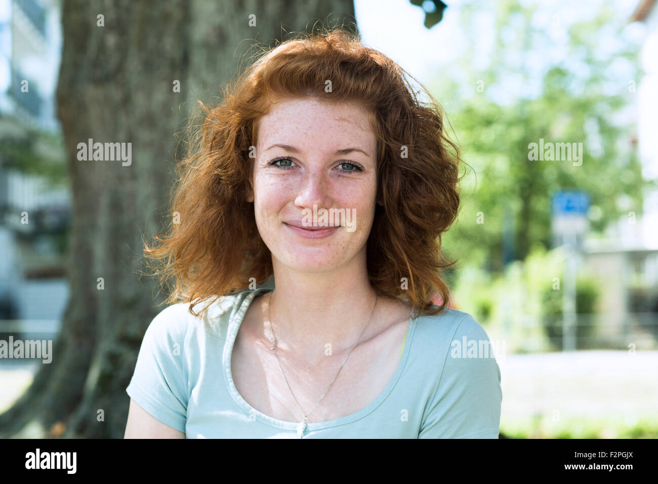 Porträt der rothaarige junge Frau mit Sommersprossen Stockfoto