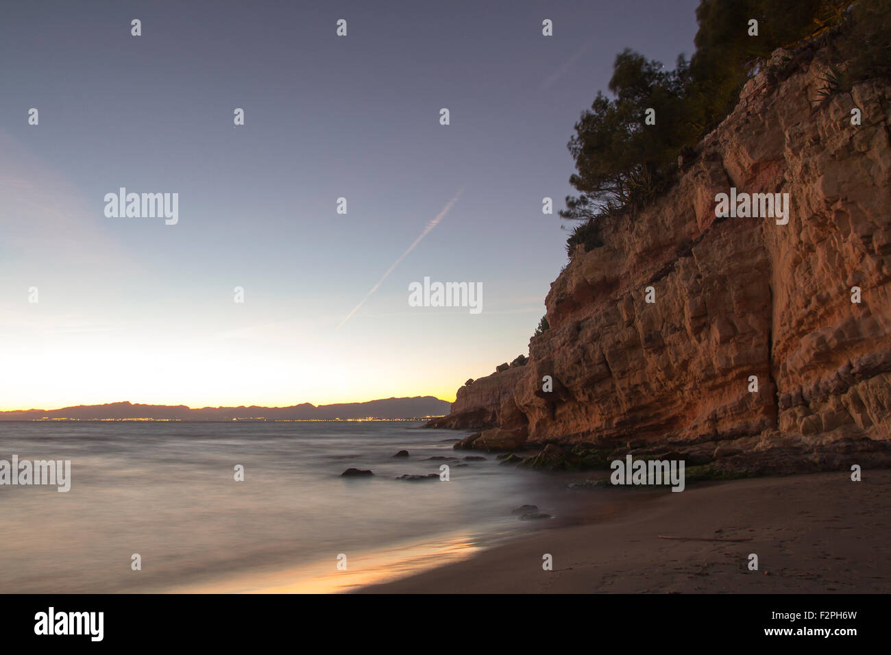 Langzeitbelichtung Schuss von einem Strand in der Nacht Stockfoto