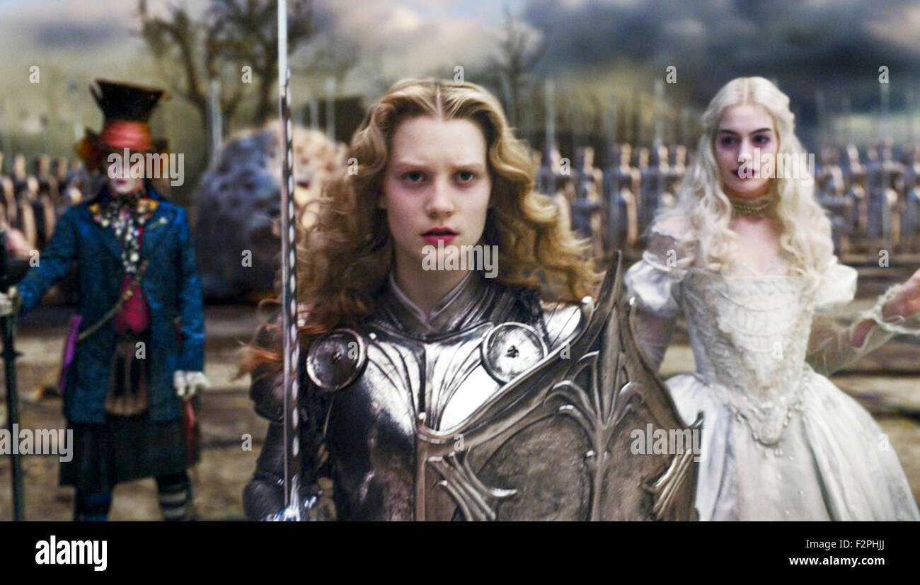 ALICE im Wunderland 2010 Disney Enterprises Film mit linken Johnny Depp, Mia Wasikowska, Anne Hathaway Stockfoto