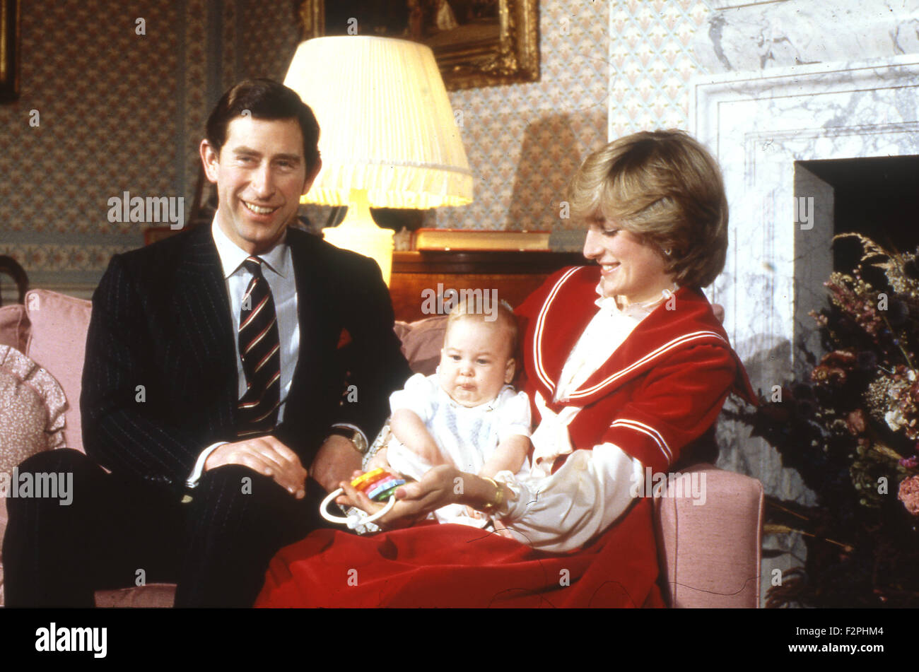 Prinz CHARLES und Diana, Princess of Wales, mit ihrem ersten Kind, Prinz William, Kenington Palace, London, im Dezember 1982 Stockfoto