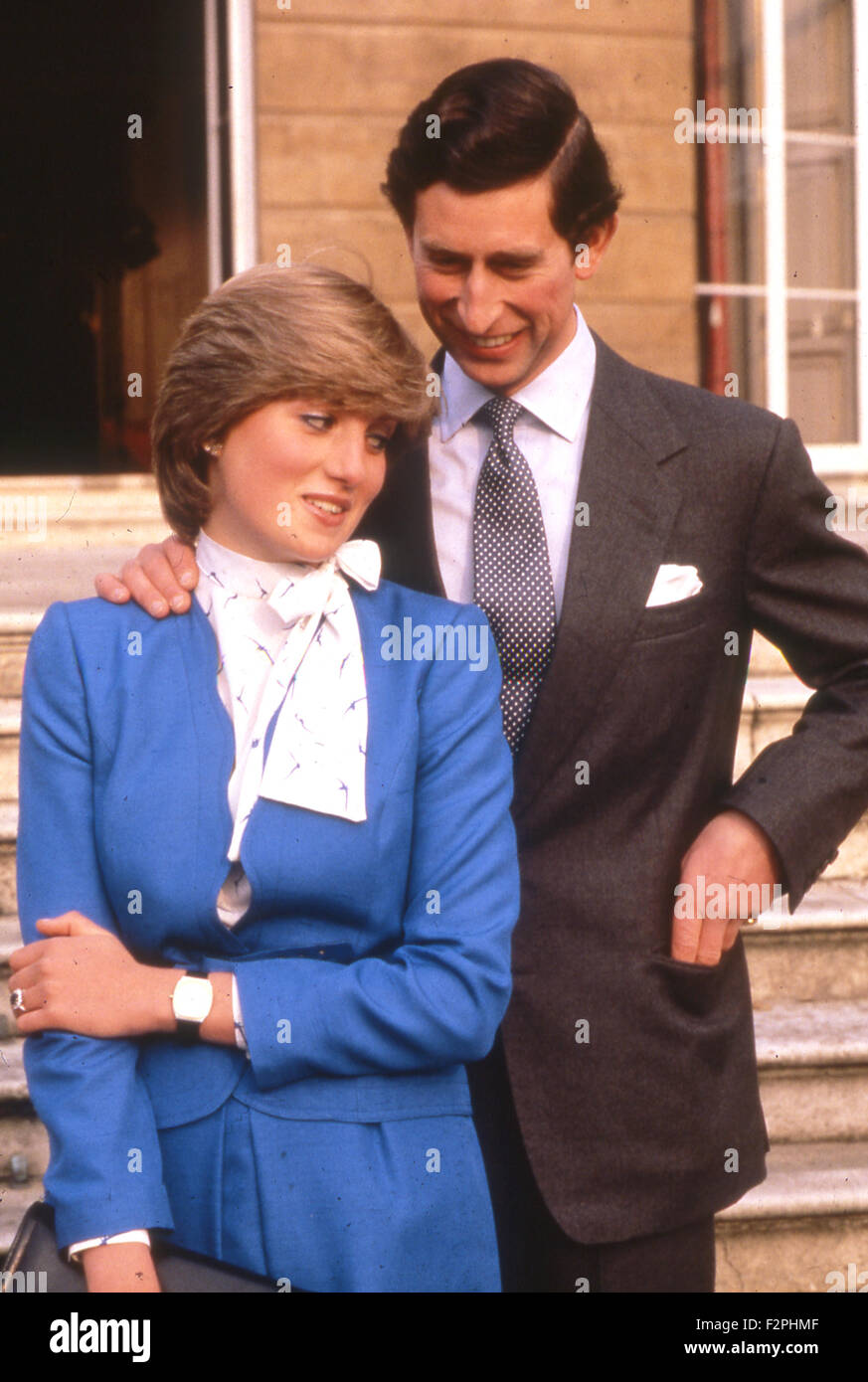 Prinz CHARLES ENGAGEMENT, DIANA, PRINCESS OF WALES das Paar auf dem Gelände des Buckingham Palace im Jahr 1981. Stockfoto