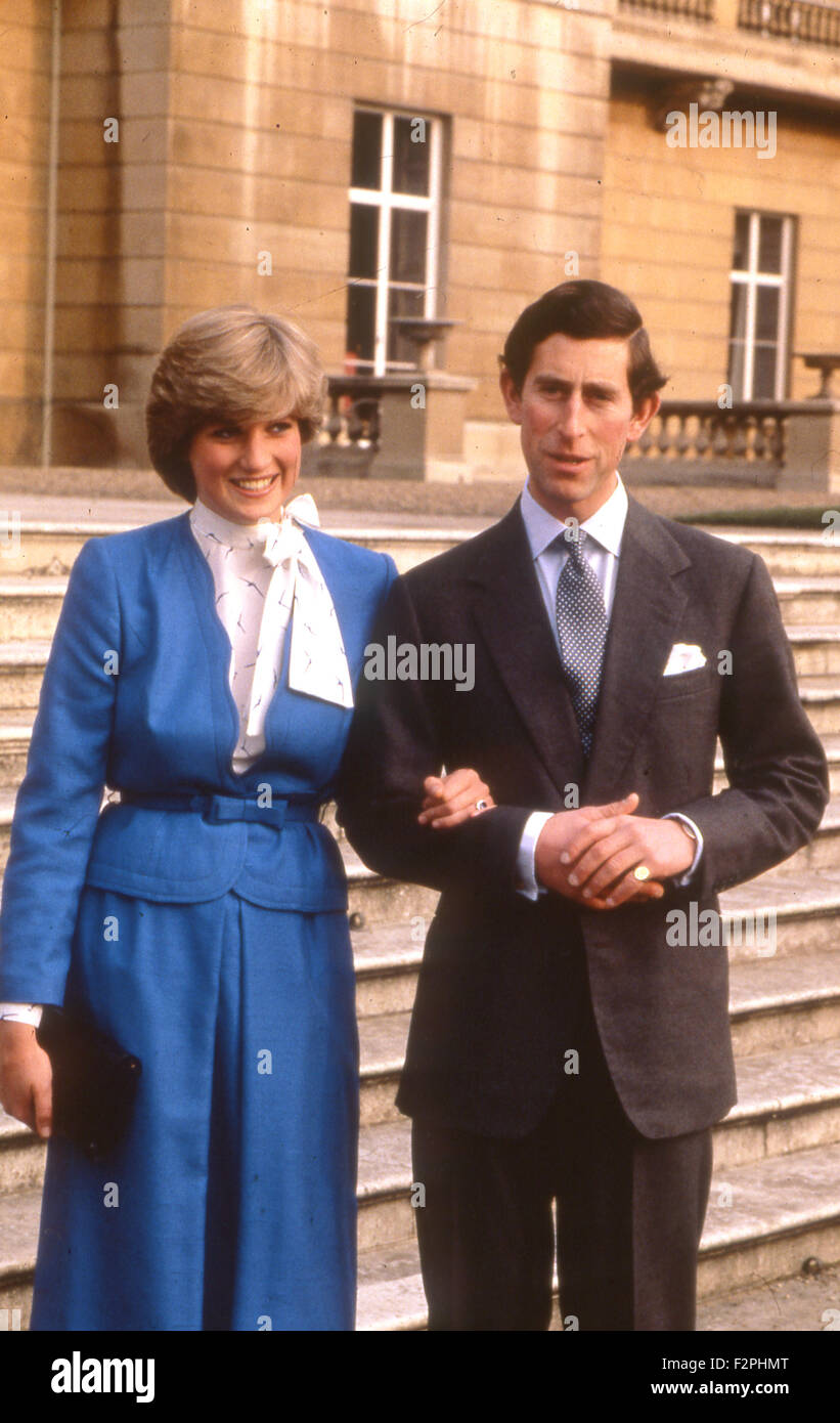 Prinz CHARLES ENGAGEMENT, DIANA, PRINCESS OF WALES das Paar auf dem Gelände des Buckingham Palace im Jahr 1981. Stockfoto