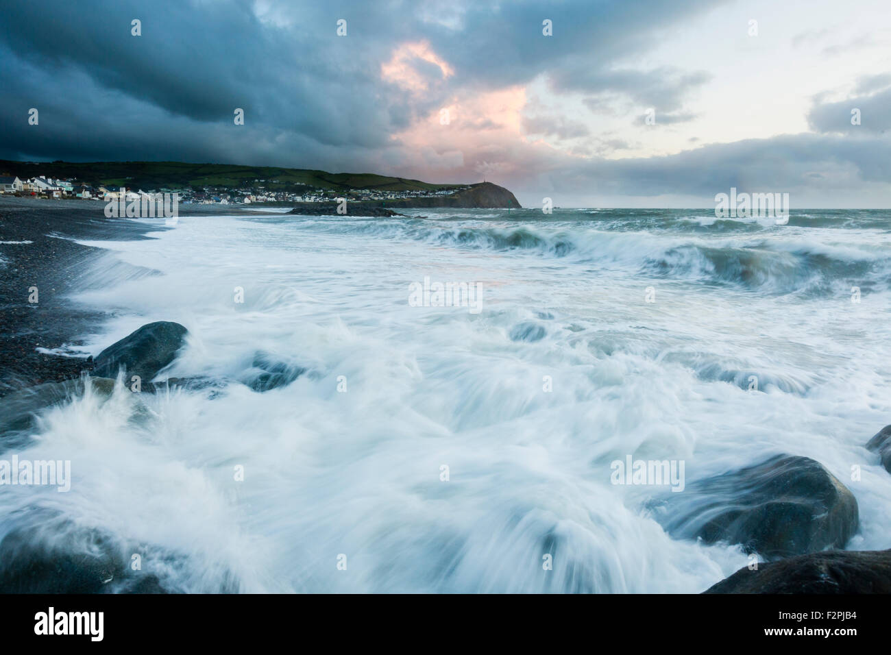 Der Strand von Borth, Ceredigion, Gezeiten Blick nach Süden in Richtung der Landzunge mit eingehenden Wales gegen die Felsen. Stockfoto