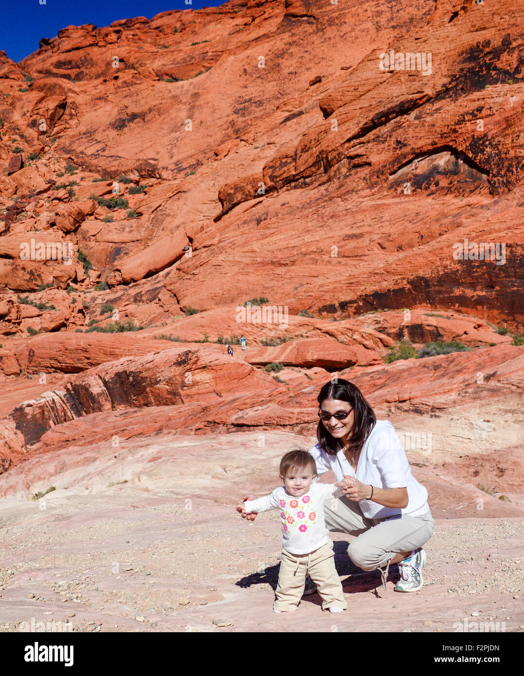 Mutter und Kind am Red Rock Canyon National Conservation Area, ungefähr 20 Meilen von Las Vegas Stockfoto