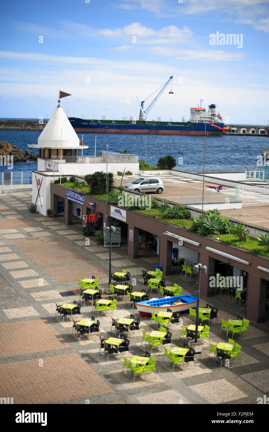 Leere Kaffee Tische im Freien, in der Nähe des Jachthafens von Ponta Delgada. Insel Sao Miguel, Azoren, Portugal. Stockfoto