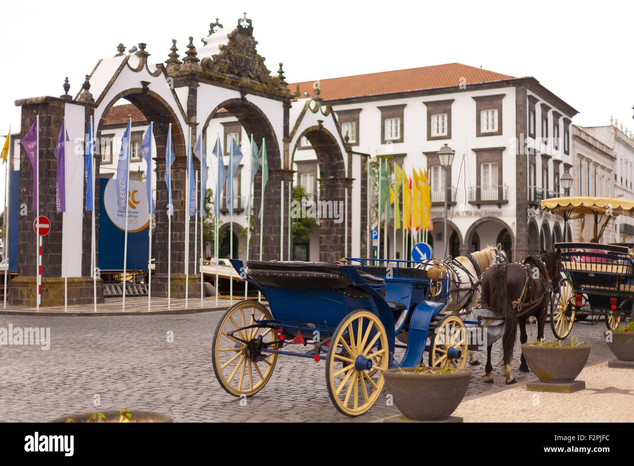 Horse-drawn Wagen in der Nähe von Ponta Delgada Stadttore. Insel Sao Miguel, Azoren, Portugal. Stockfoto