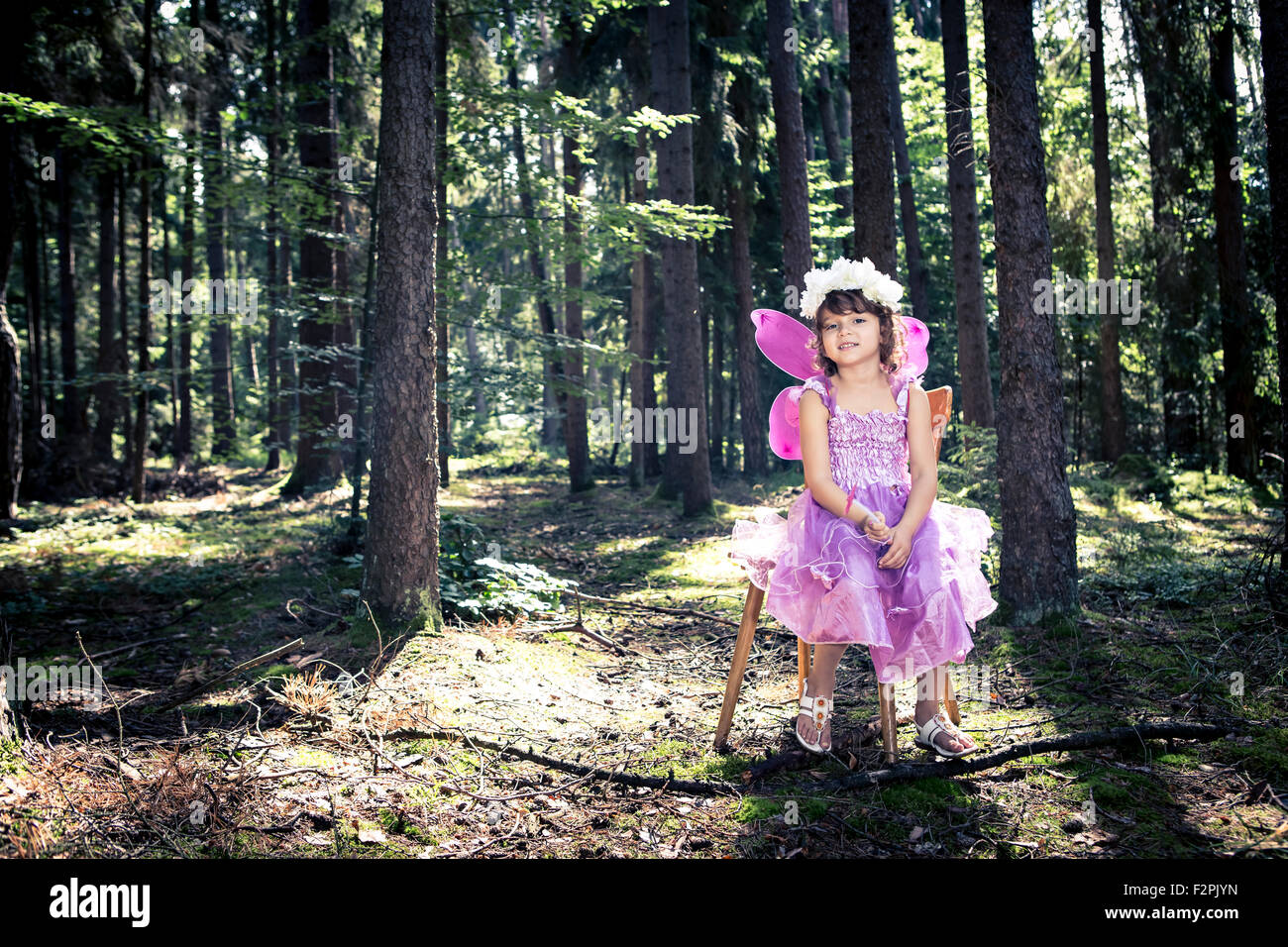 Kleines Mädchen, gekleidet wie eine Fee im Wald Stockfoto