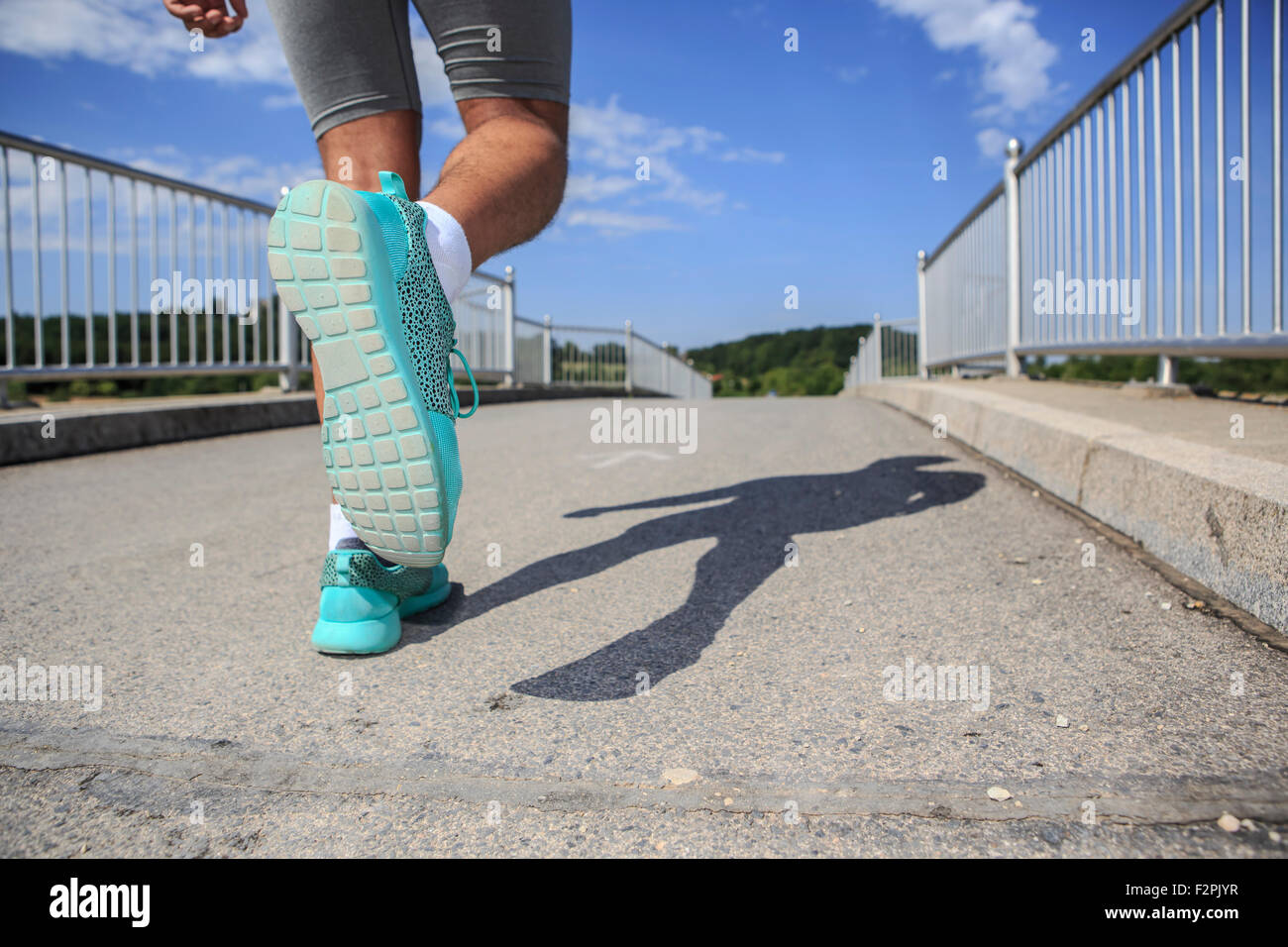 Junger Mann bei laufendem Übung, Sohle des Schuhs Stockfoto