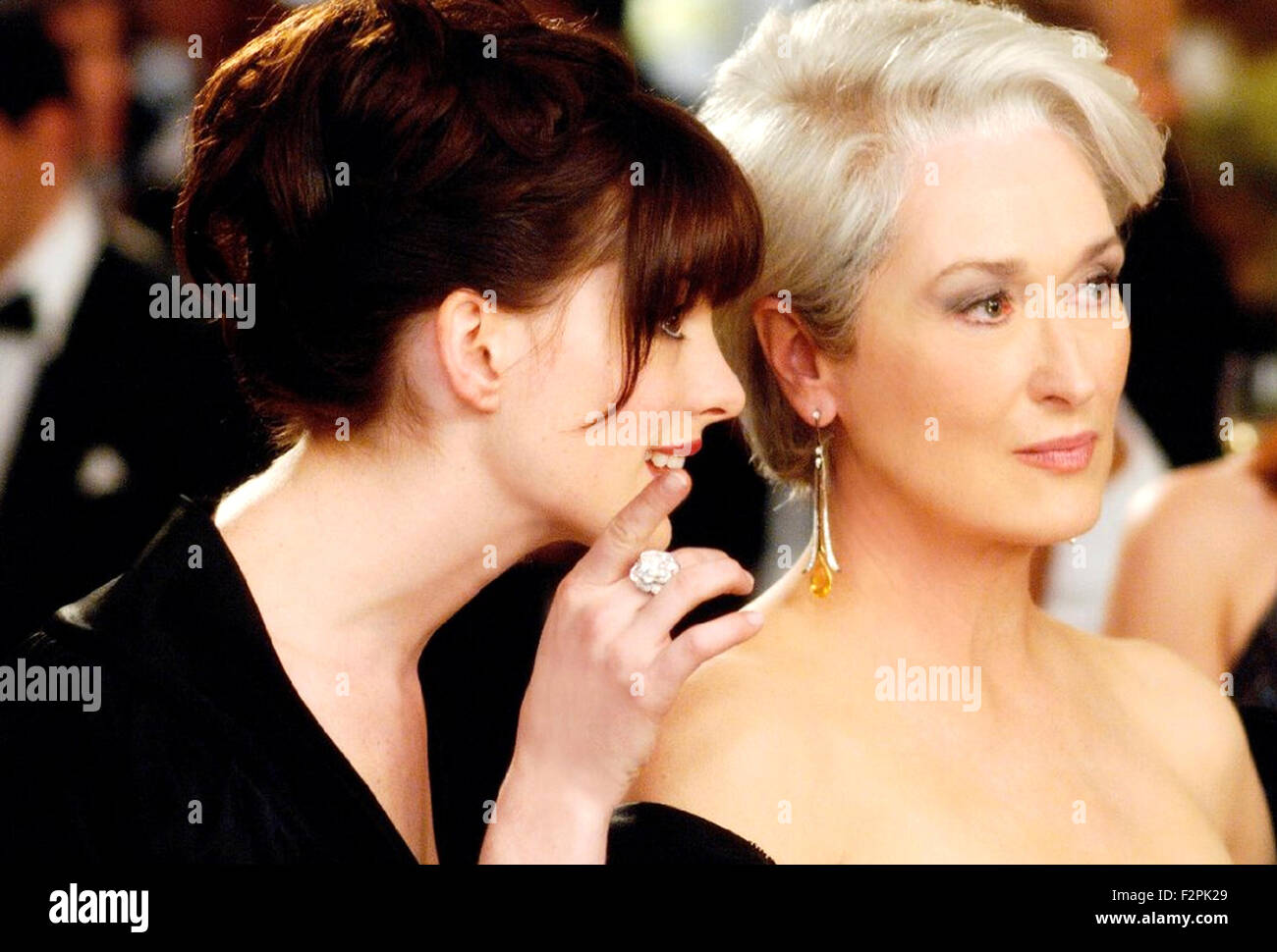 DER Teufel trägt PRADA 2006 Twentieth Century Fox Film mit Meryl Streep und Anne Hathaway auf der linken Seite Stockfoto