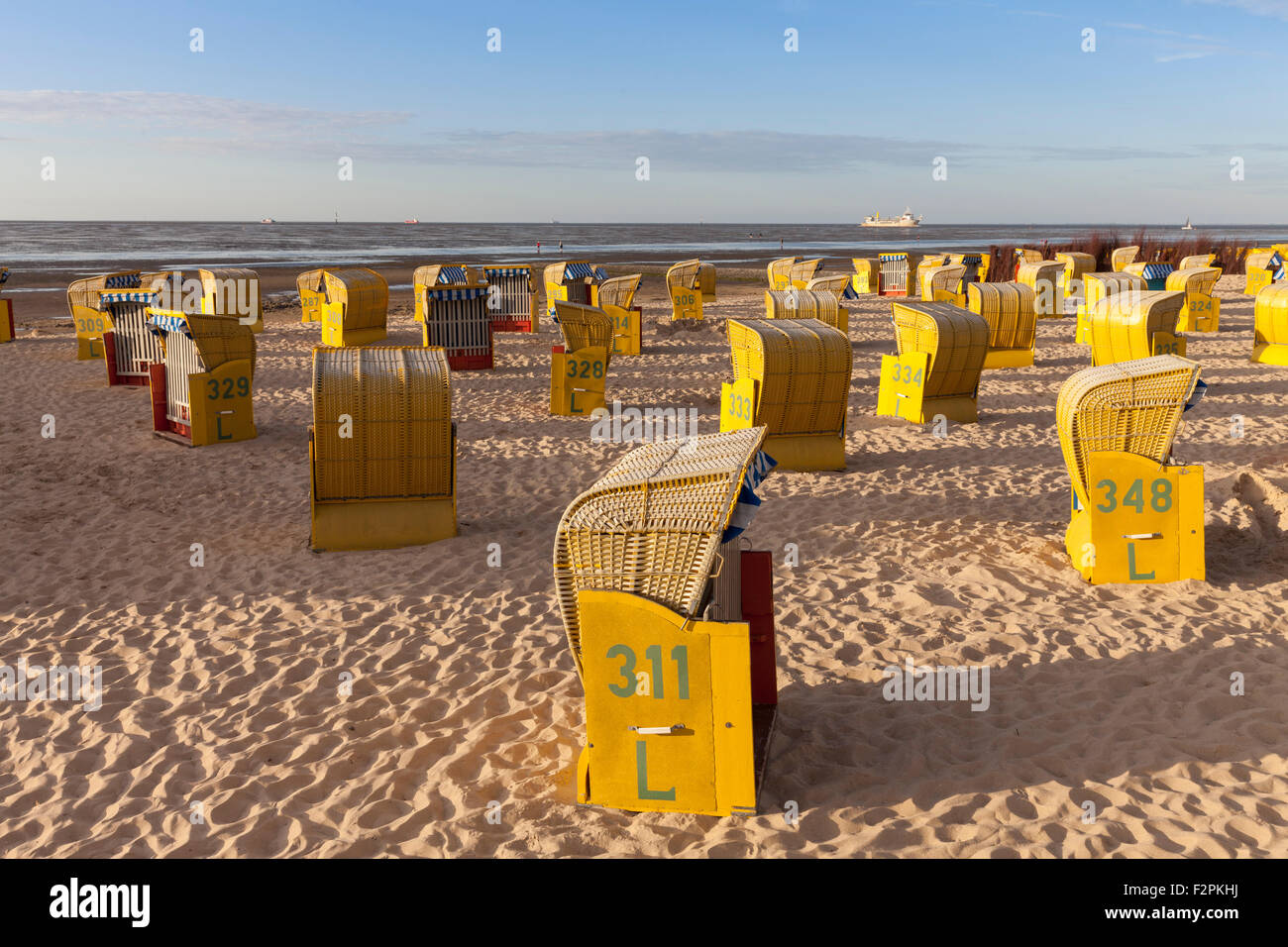 Deutschland, Niedersachsen, Cuxhaven, Strand mit Liegestühlen im Abendlicht Stockfoto