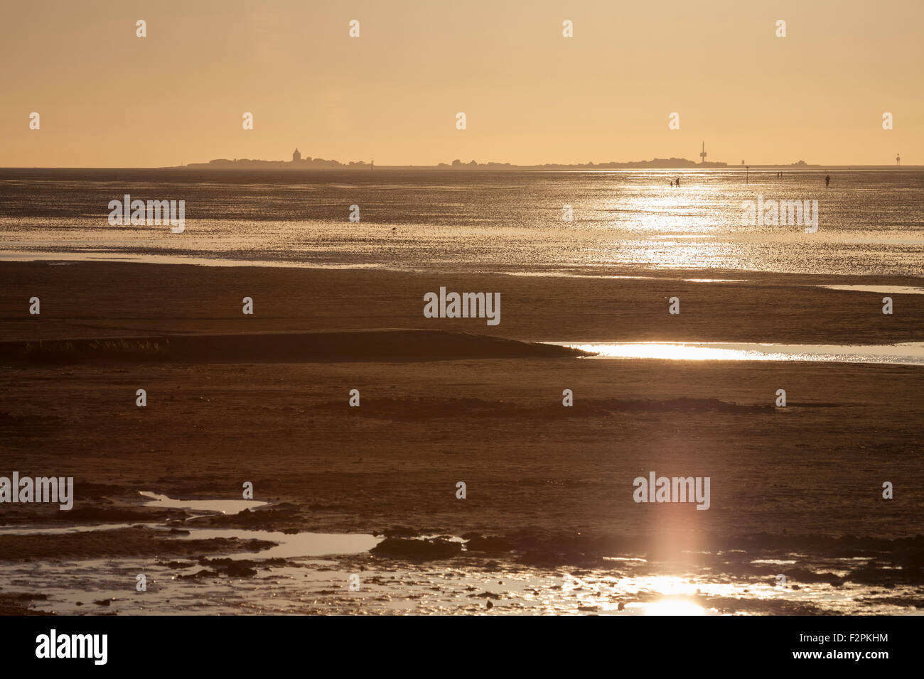 Sonnenuntergang über dem Wattenmeer mit der Insel Neuwerk im Hintergrund, Cuxhaven, Niedersachsen, Deutschland Stockfoto