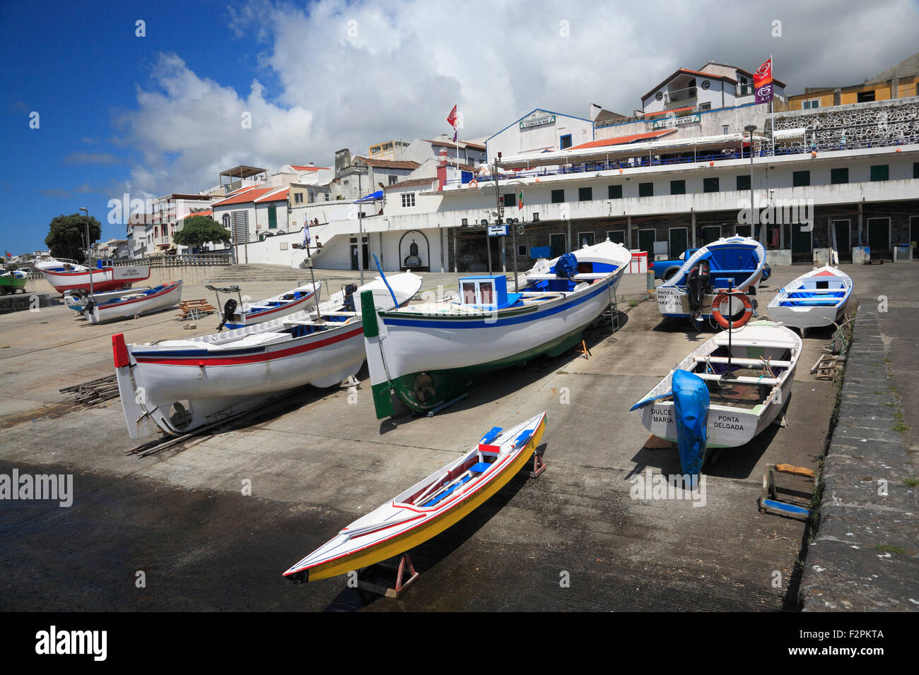 Kleine Fischerboote im Hafen von Vila Franca do Campo, Azoren, Portugal. Stockfoto